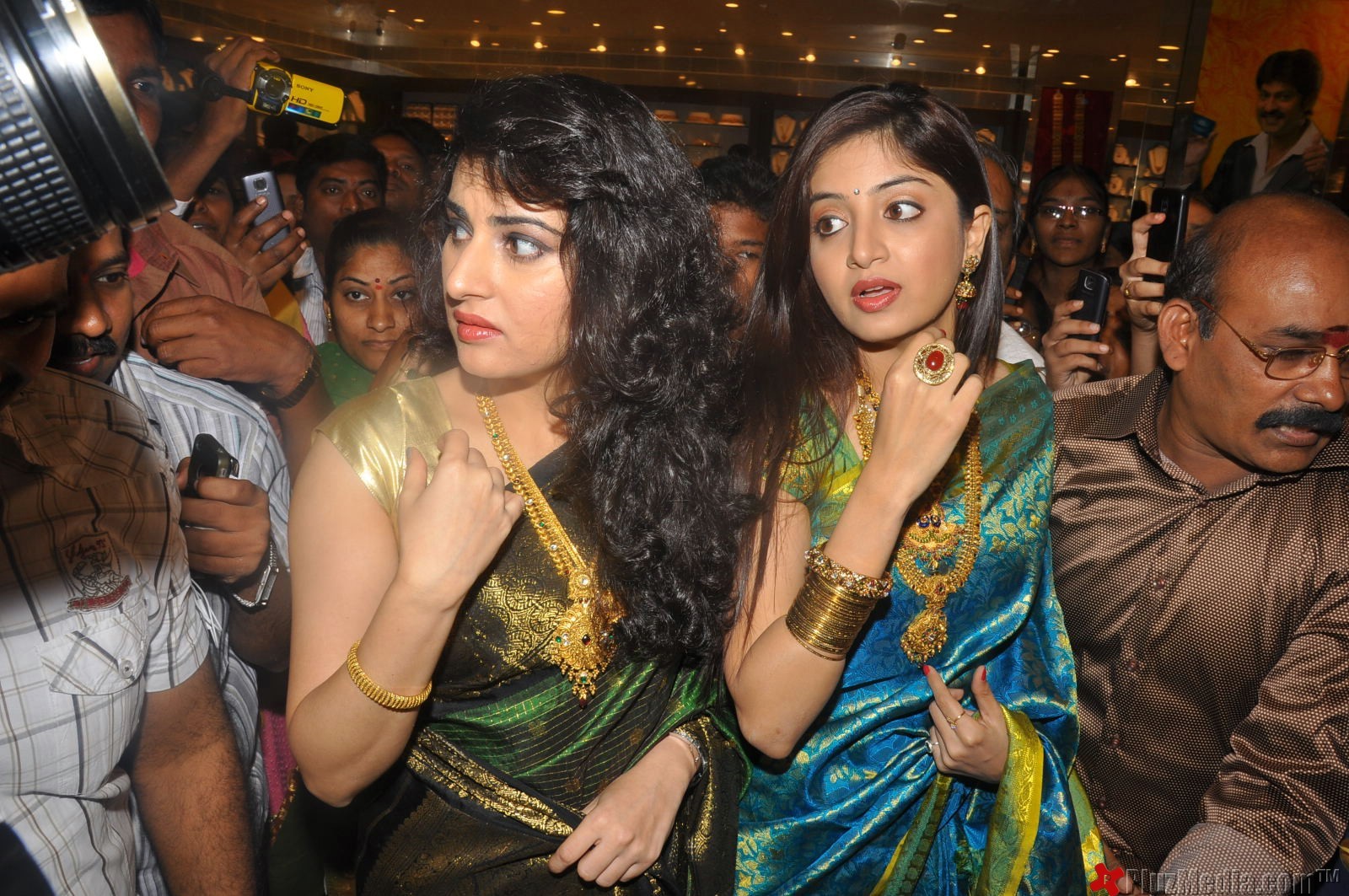 Archana, Poonam Kaur Inaugurate CMR Shopping Mall - Gallery | Picture 91432